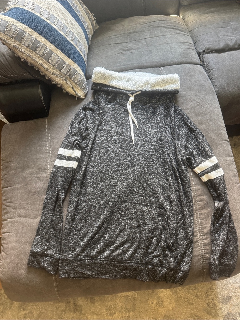 Men's Black Heather Sherpa-Trim Pullover Hoodie Sweater